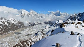 Härlig panorama- aftonsikt av den Gokyo dalen arkivbilder Härlig panorama- aftonsikt av den Gokyo dalen arkivbilder