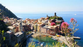 Härlig sikt av gamla Vernazza från över En av fem berömda färgrika byar av Cinque Terre National Park i Italien stock video Härlig sikt av gamla Vernazza från över En av fem berömda färgrika byar av Cinque Terre National Park i Italien stock video