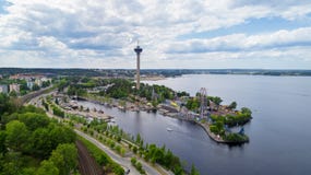 Härlig sommarpanorama av den Tammerfors staden på sommardagen Lakesidenöjesfält royaltyfri foto Härlig sommarpanorama av den Tammerfors staden på sommardagen Lakesidenöjesfält royaltyfri foto