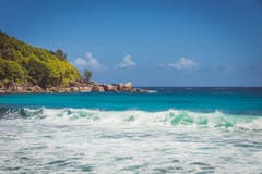 Härlig strand med turkosvågor på ön Mahe, Seychellerna royaltyfria bilder Härlig strand med turkosvågor på ön Mahe, Seychellerna royaltyfria bilder