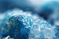Härlig textur av blåa kristaller mineraliskt dess suddiga naturliga bakgrund Härlig bakgrund för vinter royaltyfri fotografi Härlig textur av blåa kristaller mineraliskt dess suddiga naturliga bakgrund Härlig bakgrund för vinter royaltyfri fotografi