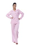 Härlig ung kvinna i pyjama Royaltyfria Bilder Härlig ung kvinna i pyjama Royaltyfria Bilder