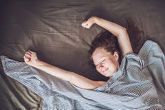 Härlig ung kvinna som ner ligger i säng och sover, bästa sikt Få inte nog sömnbegrepp arkivfoto Härlig ung kvinna som ner ligger i säng och sover, bästa sikt Få inte nog sömnbegrepp arkivfoto