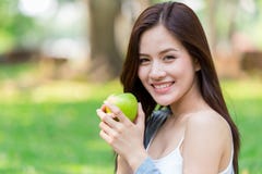 Härliga asiatiska kvinnor modellerar för Apple för handhållgräsplan frukt näring arkivfoton Härliga asiatiska kvinnor modellerar för Apple för handhållgräsplan frukt näring arkivfoton