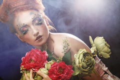 Härliga blommor för redhairkvinnainnehav arkivfoton Härliga blommor för redhairkvinnainnehav arkivfoton