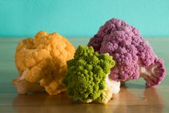 Härliga kulöra blomkålar i köket: grön romanesco arkivfoton Härliga kulöra blomkålar i köket: grön romanesco arkivfoton
