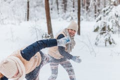 Härliga tonårs- flickor kopplar samman systrar som har den roliga yttersidan i ett trä med insnöad vinter Kamratskap familj, begr royaltyfri fotografi Härliga tonårs- flickor kopplar samman systrar som har den roliga yttersidan i ett trä med insnöad vinter Kamratskap familj, begr royaltyfri fotografi