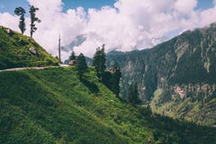 härliga träd och väg med bilen i sceniska berg, indiska Himalayas, Rohtang fotografering för bildbyråer härliga träd och väg med bilen i sceniska berg, indiska Himalayas, Rohtang fotografering för bildbyråer