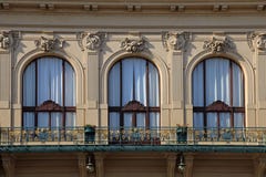 Härliga utsmyckade fönster av det kommunala huset i Prague, tjecktekniker arkivfoton Härliga utsmyckade fönster av det kommunala huset i Prague, tjecktekniker arkivfoton