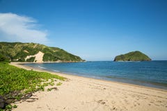 Härligt blått hav med den vita sandstranden Royaltyfria Foton Härligt blått hav med den vita sandstranden Royaltyfria Foton