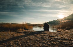 Härligt landskap av soluppgång över den djupfrysta sjön arkivbild Härligt landskap av soluppgång över den djupfrysta sjön arkivbild