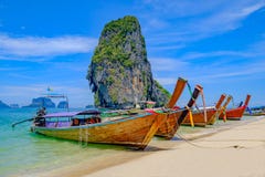 Härligt landskap med fartyg för lång svans på den tropiska stranden av ön Krabi, Thailand arkivfoto Härligt landskap med fartyg för lång svans på den tropiska stranden av ön Krabi, Thailand arkivfoto