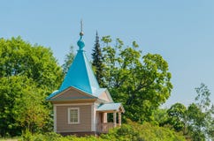 Härligt ortodoxt kapell på en solig sommardag Kapell av interventionen av den mest heliga modern av guden av den Valaam kloster fotografering för bildbyråer Härligt ortodoxt kapell på en solig sommardag Kapell av interventionen av den mest heliga modern av guden av den Valaam kloster fotografering för bildbyråer