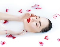 Härligt ta för flicka för modemodell mjölkar badet, brunnsorten och skincare arkivfoto Härligt ta för flicka för modemodell mjölkar badet, brunnsorten och skincare arkivfoto