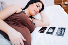 Härligt vila för gravid kvinna royaltyfri foto Härligt vila för gravid kvinna royaltyfri foto