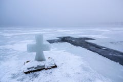 Härligt vinterlandskap med iskorset på den djupfrysta floden på dimmig morgondropp arkivfoton Härligt vinterlandskap med iskorset på den djupfrysta floden på dimmig morgondropp arkivfoton