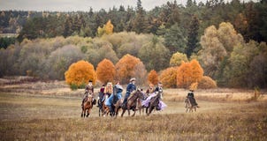 Häst-jakt med ryttare i ridningvana arkivfoto Häst-jakt med ryttare i ridningvana arkivfoto