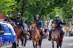 Häst monterade poliser som går ner gatan arkivbild Häst monterade poliser som går ner gatan arkivbild
