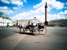 Hästdragna vagnar, slottfyrkant royaltyfri fotografi Hästdragna vagnar, slottfyrkant royaltyfri fotografi