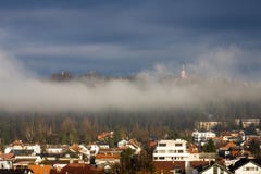 Häuser mit mit Ziegeln gedeckten Dächern auf dem Bergabhang, Kirche auf dem Hügel, Reisekonzept Sonnenschein in Ljubljana, Slowen stockfotos Häuser mit mit Ziegeln gedeckten Dächern auf dem Bergabhang, Kirche auf dem Hügel, Reisekonzept Sonnenschein in Ljubljana, Slowen stockfotos