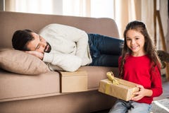 hållande gåvaask för dotter medan sova för fader royaltyfria bilder hållande gåvaask för dotter medan sova för fader royaltyfria bilder