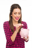 Hållande piggybank för kvinna royaltyfri fotografi Hållande piggybank för kvinna royaltyfri fotografi