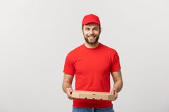 Hållande pizzaaskar för gladlynt ungt bud, medan isolerat på vit studiobakgrund arkivbild Hållande pizzaaskar för gladlynt ungt bud, medan isolerat på vit studiobakgrund arkivbild