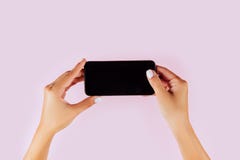 Hållande smartphone för kvinnahand arkivfoto Hållande smartphone för kvinnahand arkivfoto