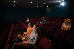 Hållande ögonen på film för grupp människor arkivfoton Hållande ögonen på film för grupp människor arkivfoton