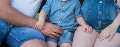 Hållande ögonen på TV för ung familj tillsammans hemma och ha gyckel tillsammans royaltyfri bild Hållande ögonen på TV för ung familj tillsammans hemma och ha gyckel tillsammans royaltyfri bild