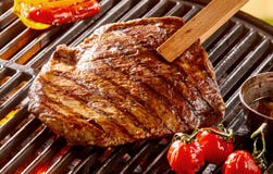Hållande övre nötkött för trätång på bbq-galler arkivbild Hållande övre nötkött för trätång på bbq-galler arkivbild