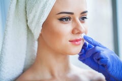Hårborttagningsvax Sugar Hair Removal From Woman kropp VaxEpilation Spa tillvägagångssätt Tillvägagångssättkosmetolog Female must arkivfoton Hårborttagningsvax Sugar Hair Removal From Woman kropp VaxEpilation Spa tillvägagångssätt Tillvägagångssättkosmetolog Female must arkivfoton