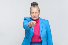 Hé vous ! Femme se dirigeant au doigt d'appareil-photo avec le visage sérieux images libres de droits Hé vous ! Femme se dirigeant au doigt d'appareil-photo avec le visage sérieux images libres de droits