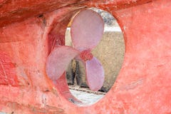 Hélice velha de um barco de pesca vermelho imagem de stock Hélice velha de um barco de pesca vermelho imagem de stock