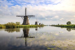 Héritage néerlandais traditionnel de l'UNESCO du monde de Kinderdijk de moulins à vent photo libre de droits Héritage néerlandais traditionnel de l'UNESCO du monde de Kinderdijk de moulins à vent photo libre de droits