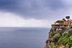 Hôtel au bord de la montagne, en vue des nuages de pluie de mer au-dessus de beau Sorrente, baie de méta en Italie, voyage et photographie stock Hôtel au bord de la montagne, en vue des nuages de pluie de mer au-dessus de beau Sorrente, baie de méta en Italie, voyage et photographie stock