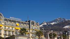 Hôtel de Montreux Palace, un hôtel de luxe de cinq étoiles avec des montagnes à l'arrière-plan image stock Hôtel de Montreux Palace, un hôtel de luxe de cinq étoiles avec des montagnes à l'arrière-plan image stock