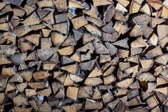 Hög av vedträt för spisen, ugn En vägg av buntar Journal timmer, brand, textur royaltyfria bilder Hög av vedträt för spisen, ugn En vägg av buntar Journal timmer, brand, textur royaltyfria bilder
