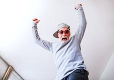 Hög man som har gyckel hemma fotografering för bildbyråer Hög man som har gyckel hemma fotografering för bildbyråer