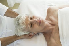 Hög massage för kvinnahälerihuvud royaltyfria bilder Hög massage för kvinnahälerihuvud royaltyfria bilder