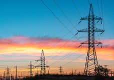 Hög-spänning kraftledningar Elektricitetsfördelningsstation Elektriskt överföringstorn för hög spänning Fördelningselkraft royaltyfri foto Hög-spänning kraftledningar Elektricitetsfördelningsstation Elektriskt överföringstorn för hög spänning Fördelningselkraft royaltyfri foto
