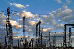 Hög spänningselkraftstation - elektriska poler och linjer på blå himmel med molnbakgrund royaltyfria foton Hög spänningselkraftstation - elektriska poler och linjer på blå himmel med molnbakgrund royaltyfria foton