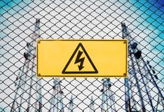 Hög spänningstecken och symbolvarningsskylt på staketet Wire på stationen för elströmväxt royaltyfria bilder Hög spänningstecken och symbolvarningsskylt på staketet Wire på stationen för elströmväxt royaltyfria bilder
