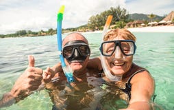 Höga lyckliga par som tar selfie med dykapparaten som snorklar maskeringar arkivfoto Höga lyckliga par som tar selfie med dykapparaten som snorklar maskeringar arkivfoto