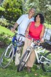 Höga par för afrikansk amerikankvinnaman på cyklar Arkivbild Höga par för afrikansk amerikankvinnaman på cyklar Arkivbild
