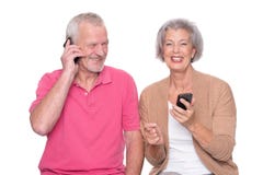 Höga par med smartphonen Royaltyfria Foton Höga par med smartphonen Royaltyfria Foton