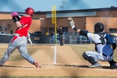 Högstadiumbaseballdomaren håller ögonen på smeten och stopparen royaltyfria foton Högstadiumbaseballdomaren håller ögonen på smeten och stopparen royaltyfria foton