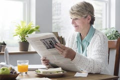 Högt vuxet läs- tidningsfritidbegrepp royaltyfri foto Högt vuxet läs- tidningsfritidbegrepp royaltyfri foto