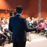 Högtalare på den affärskonferensen och presentationen royaltyfri fotografi Högtalare på den affärskonferensen och presentationen royaltyfri fotografi