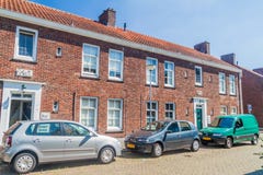 HÖHLE BOSCH, DIE NIEDERLANDE - 30. AUGUST 2016: Parkplatz vor einem Backsteinhaus in der Mitte von Den Bosch, Netherlan lizenzfreies stockbild HÖHLE BOSCH, DIE NIEDERLANDE - 30. AUGUST 2016: Parkplatz vor einem Backsteinhaus in der Mitte von Den Bosch, Netherlan lizenzfreies stockbild